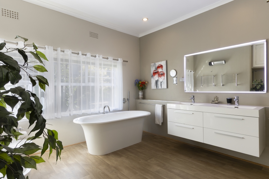 6 Bedroom Property for Sale in Roundhay Western Cape